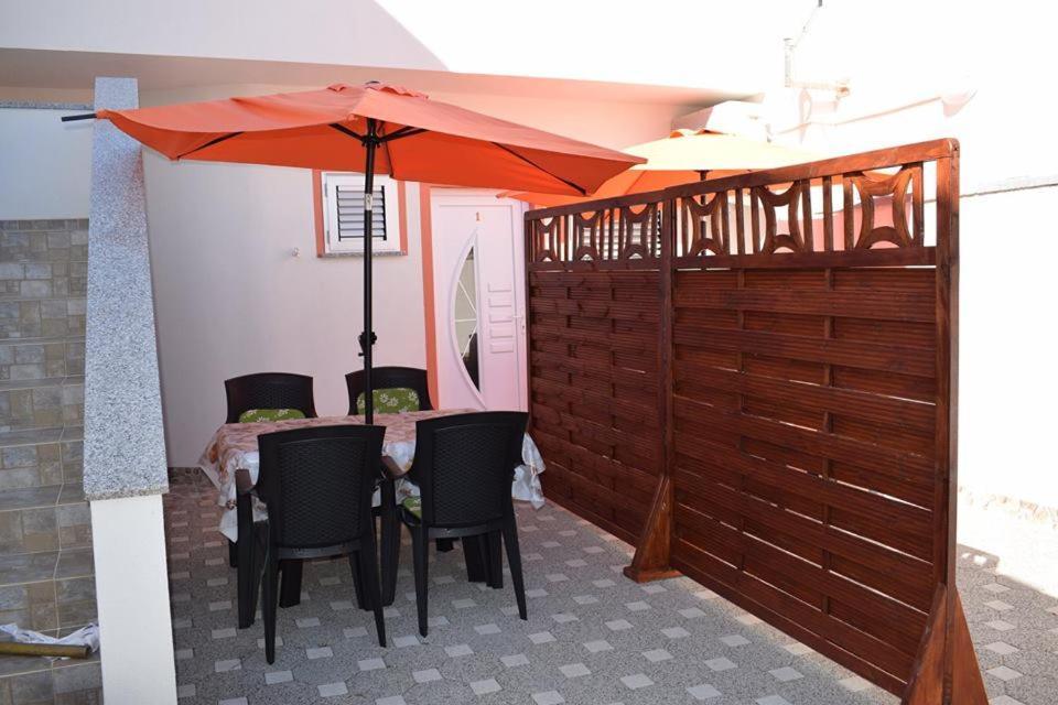 Apartmani Celjak Паг Экстерьер фото